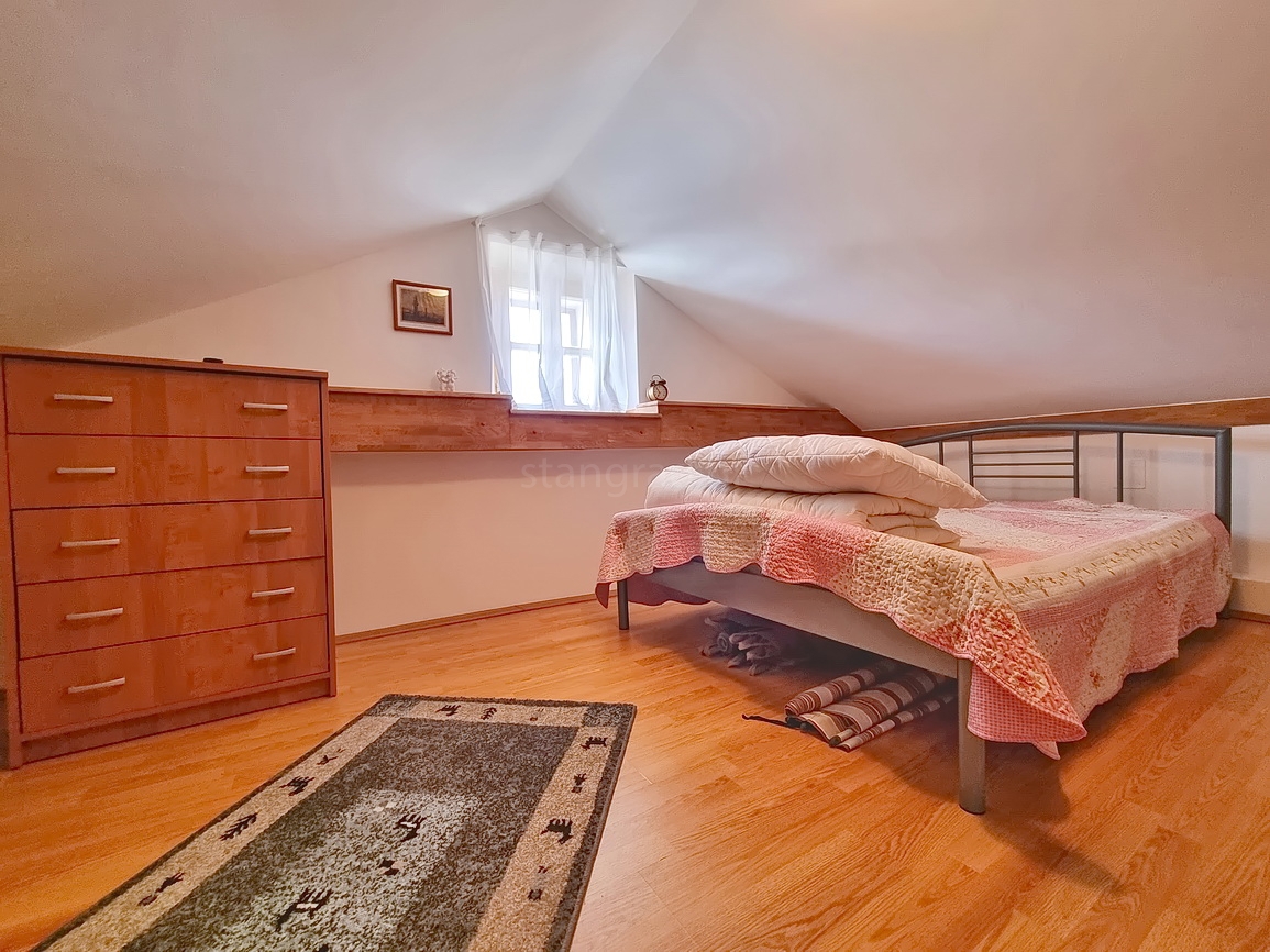 Omišalj, casa in pietra con giardino vicino al centro e al mare!