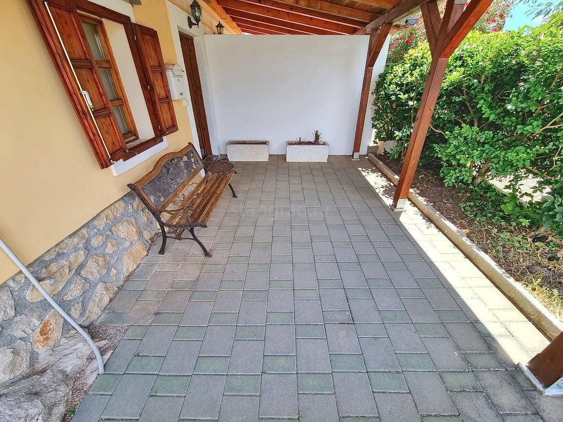 Omišalj, casa in pietra con giardino vicino al centro e al mare!