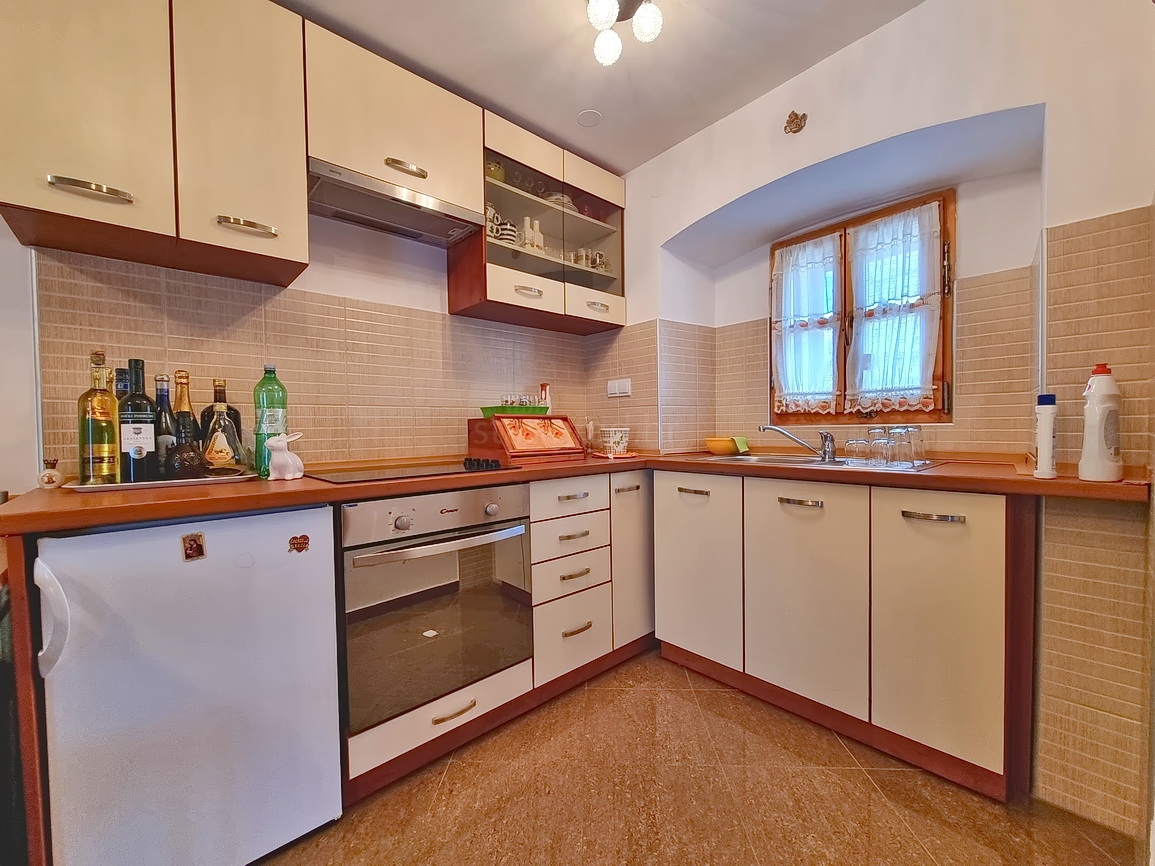 Omišalj, casa in pietra con giardino vicino al centro e al mare!