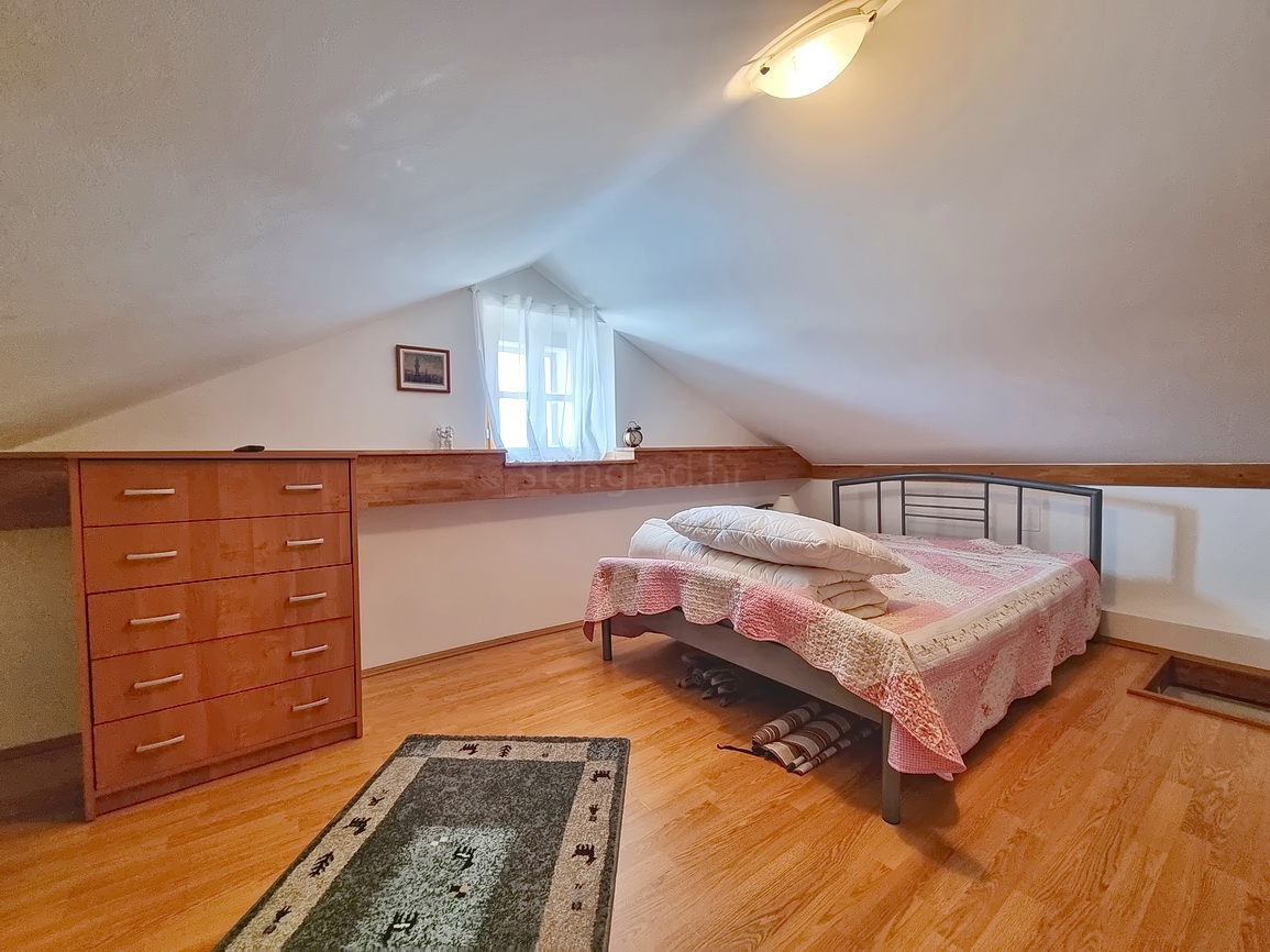 Omišalj, casa in pietra con giardino vicino al centro e al mare!