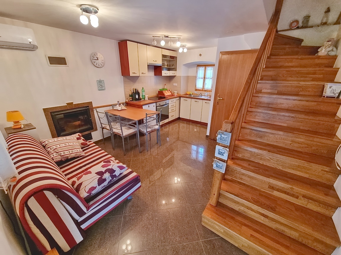 Omišalj, casa in pietra con giardino vicino al centro e al mare!