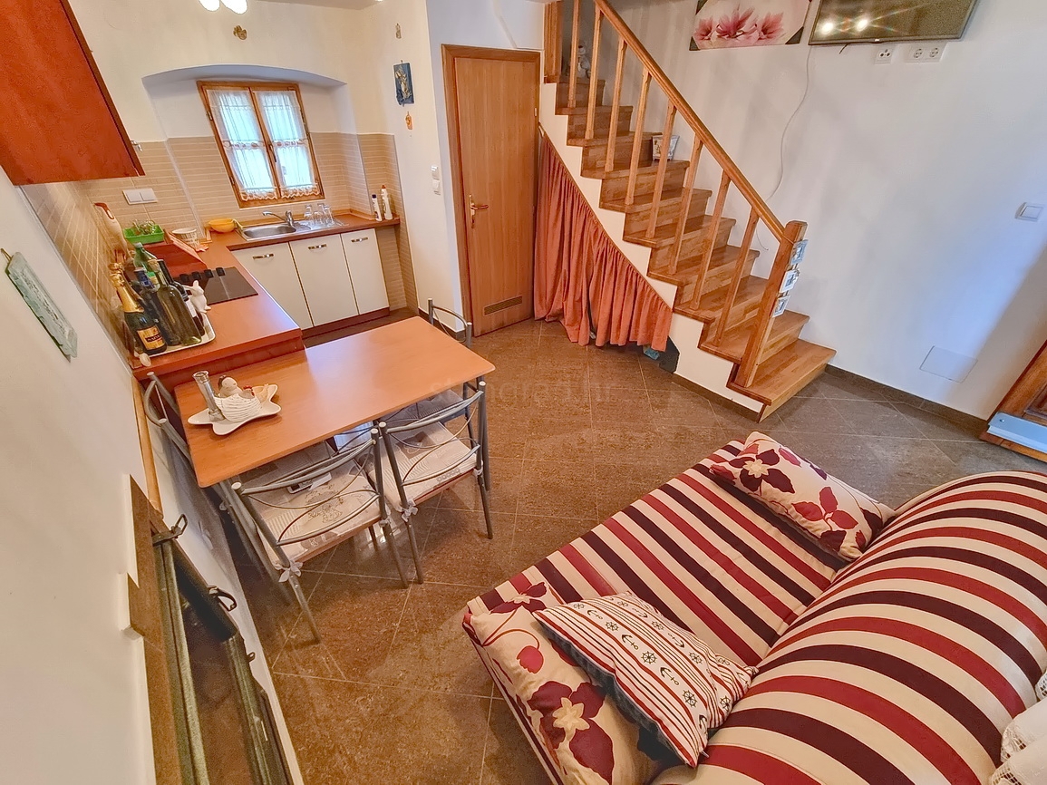 Omišalj, casa in pietra con giardino vicino al centro e al mare!