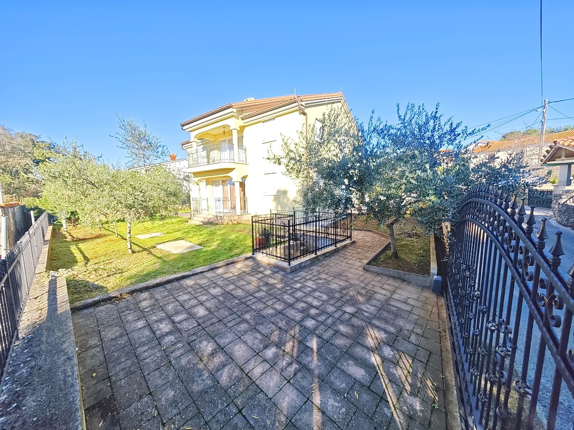 Malinska, casa indipendente con diversi appartamenti in posizione tranquilla!