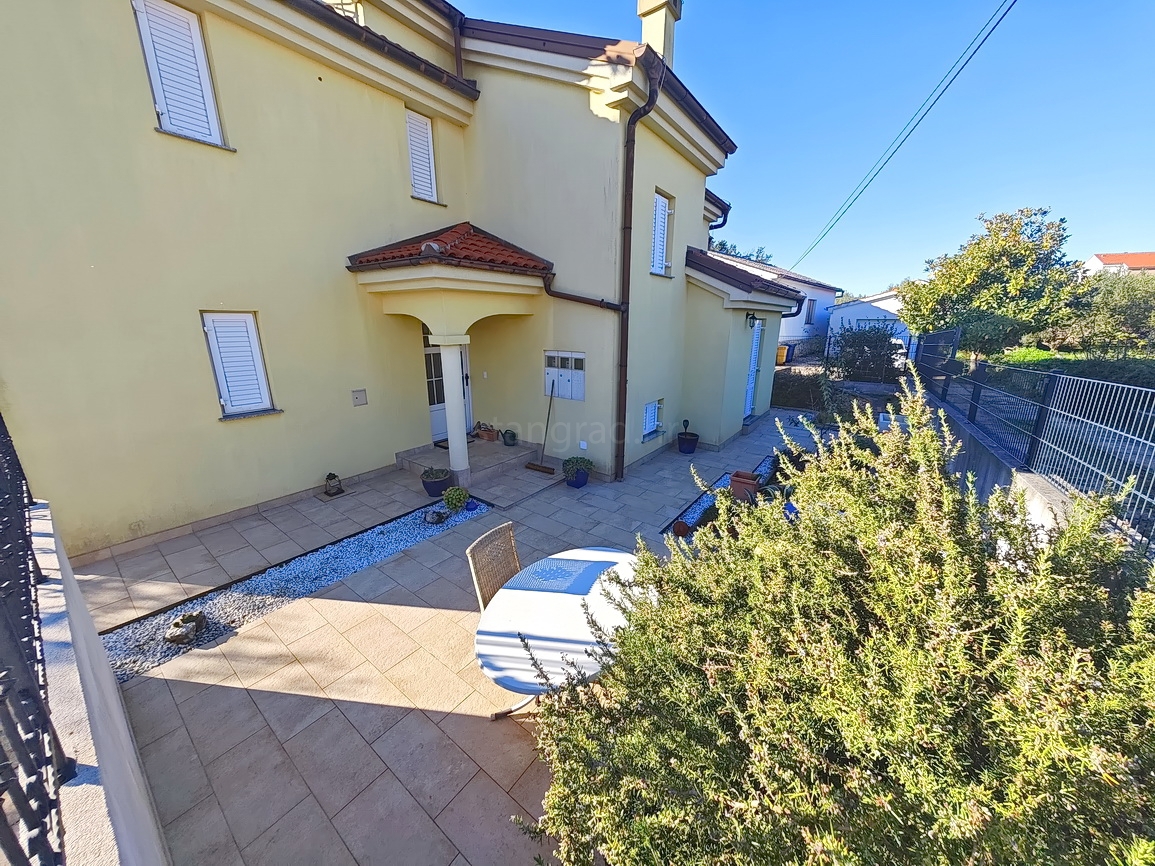 Malinska, casa indipendente con diversi appartamenti in posizione tranquilla!