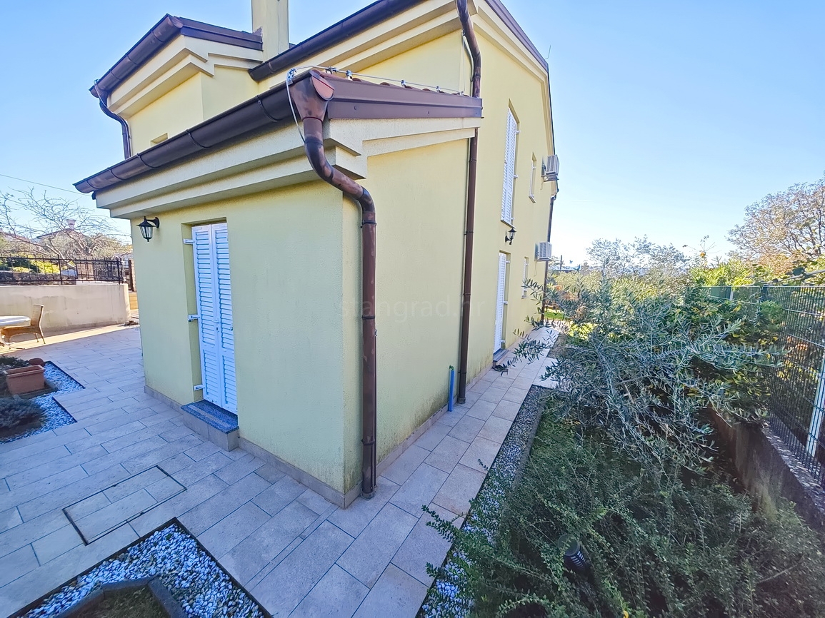 Malinska, casa indipendente con diversi appartamenti in posizione tranquilla!