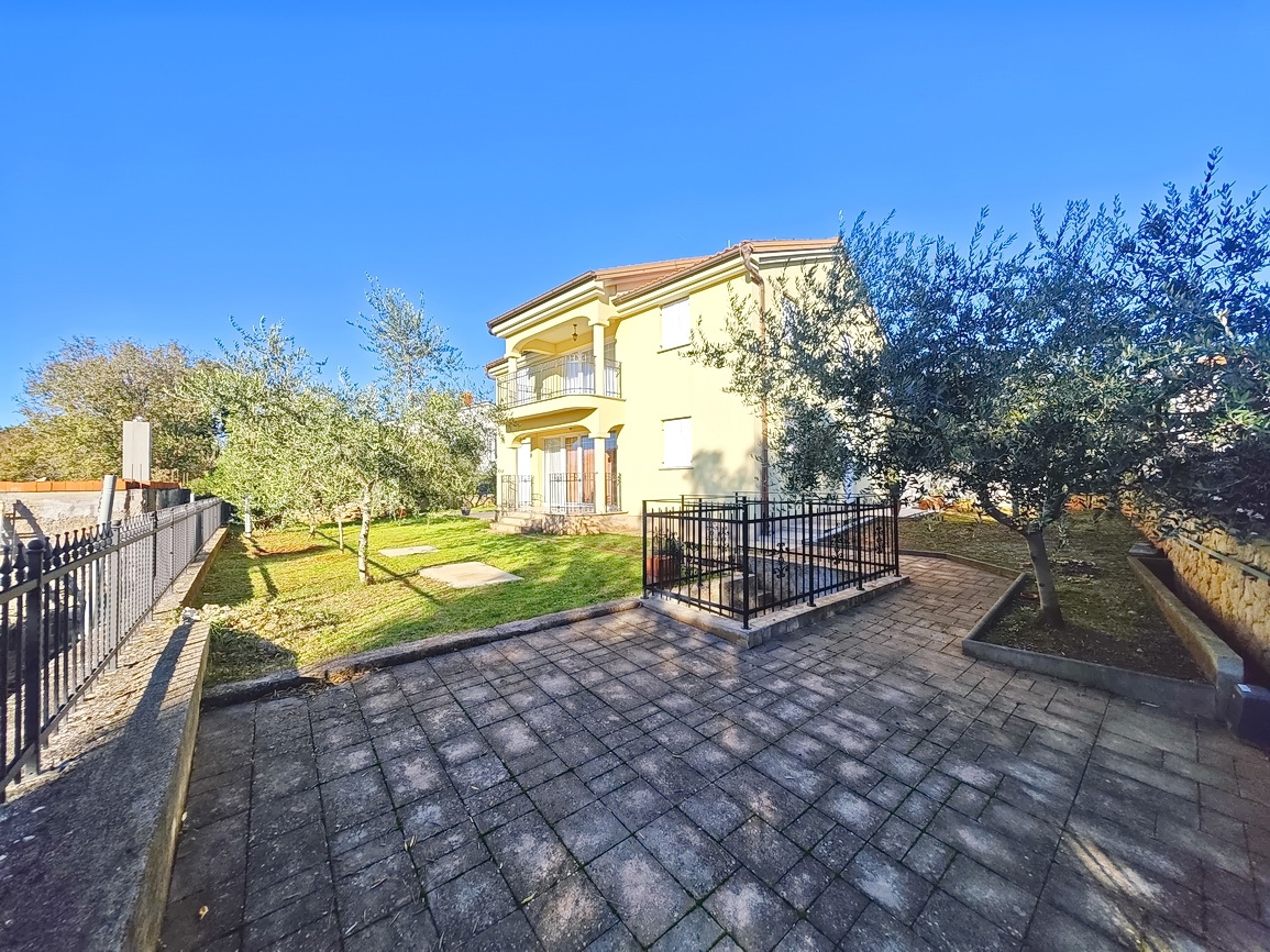 Malinska, casa indipendente con diversi appartamenti in posizione tranquilla!