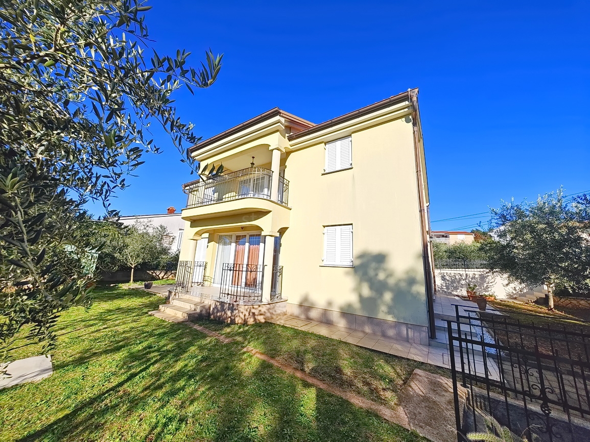 Malinska, casa indipendente con diversi appartamenti in posizione tranquilla!