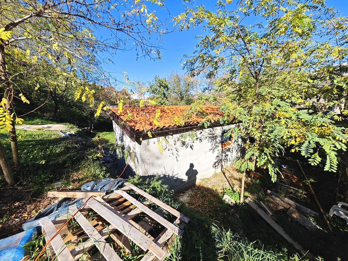 Baška, terreno edificabile con una piccola casa in posizione tranquilla!