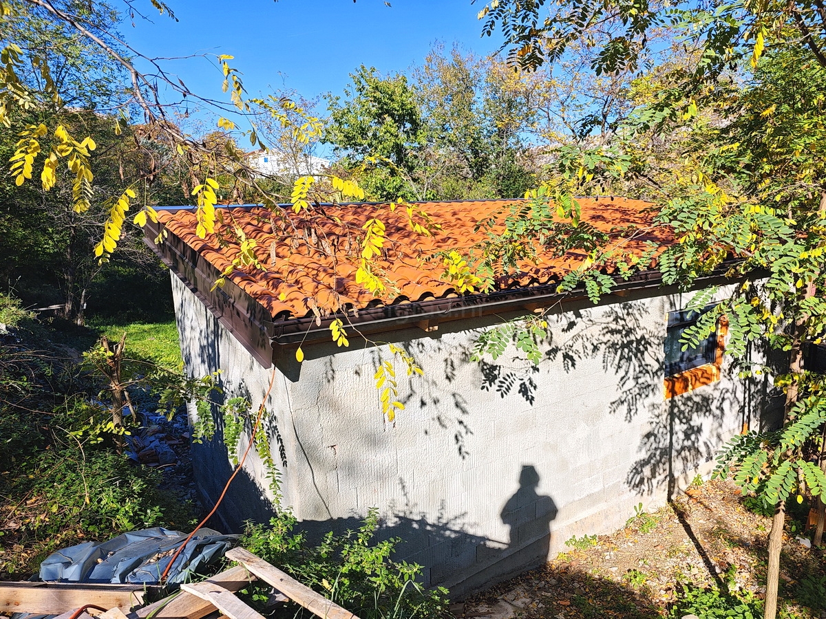 Baška, terreno edificabile con una piccola casa in posizione tranquilla!