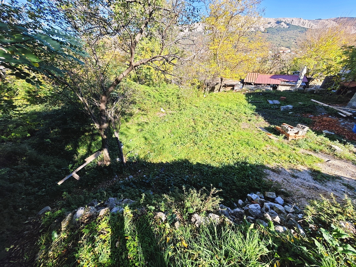 Baška, terreno edificabile con una piccola casa in posizione tranquilla!