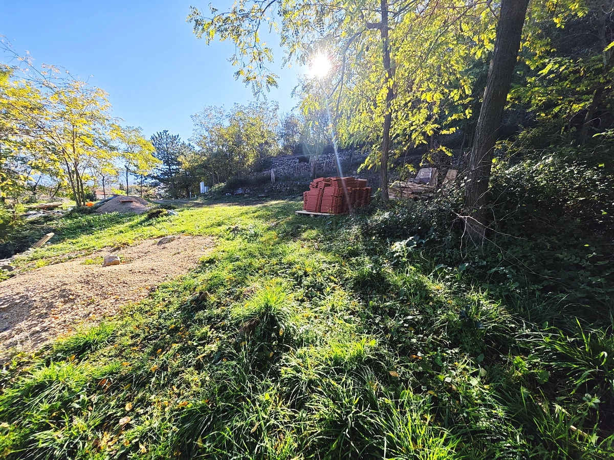 Baška, terreno edificabile con una piccola casa in posizione tranquilla!