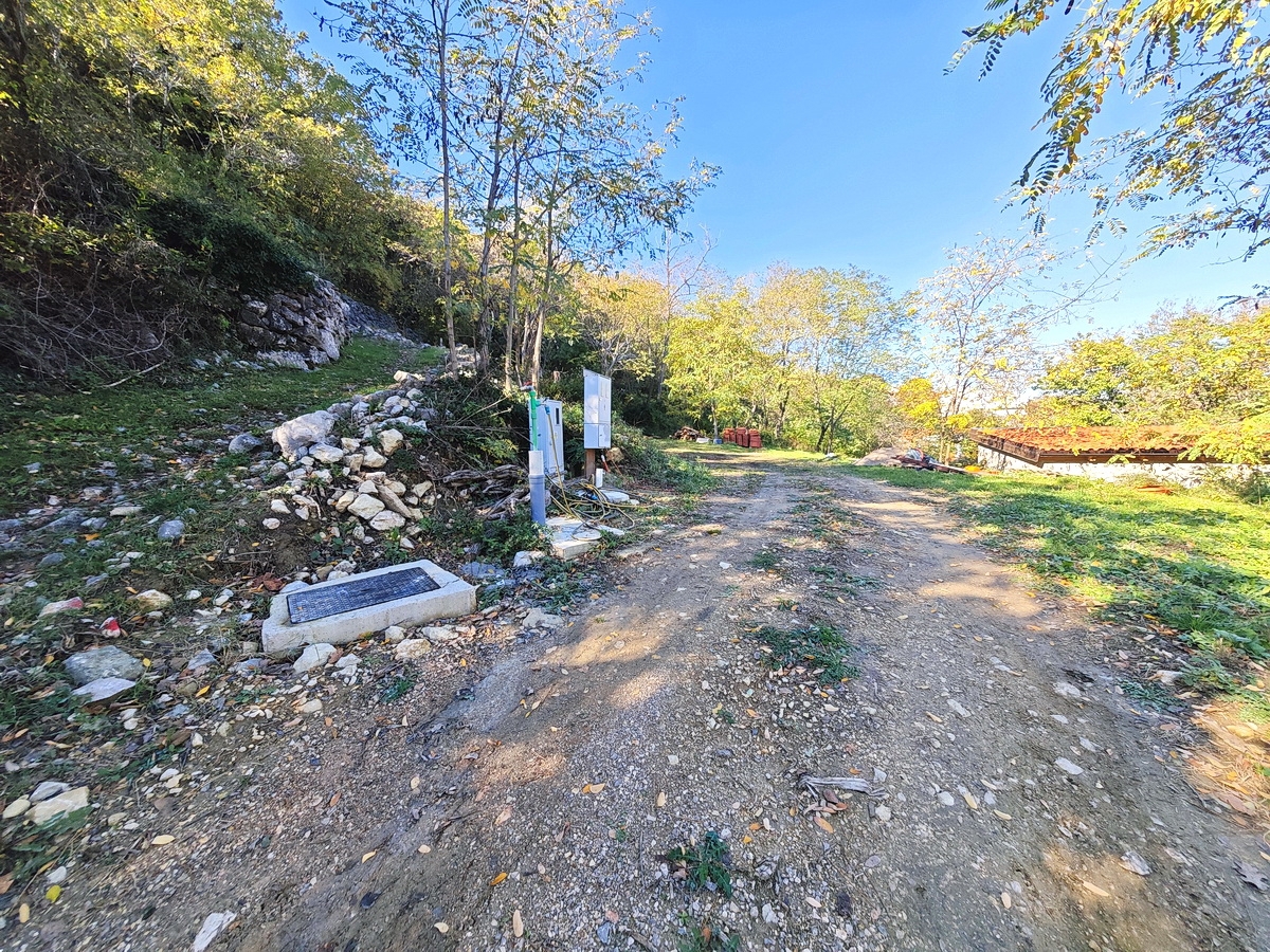 Baška, terreno edificabile con una piccola casa in posizione tranquilla!