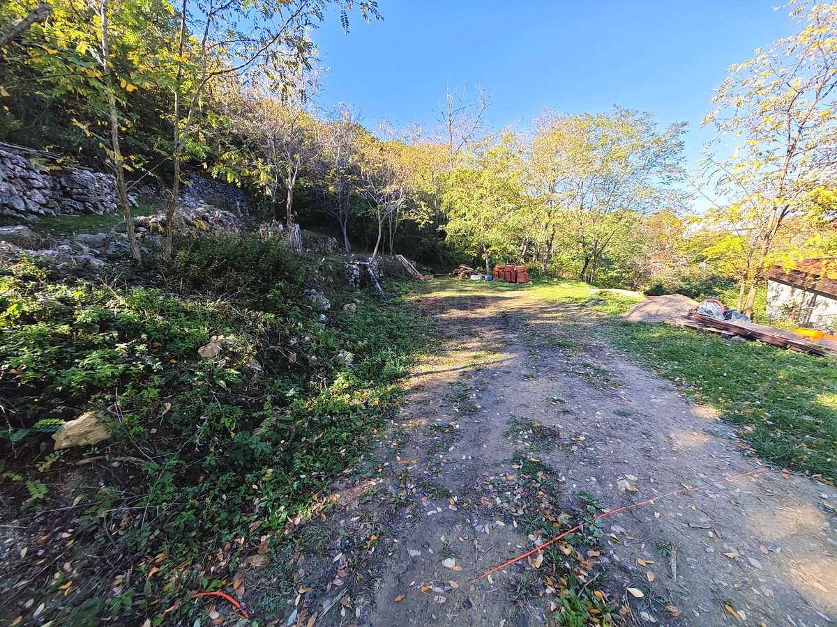 Baška, terreno edificabile con una piccola casa in posizione tranquilla!