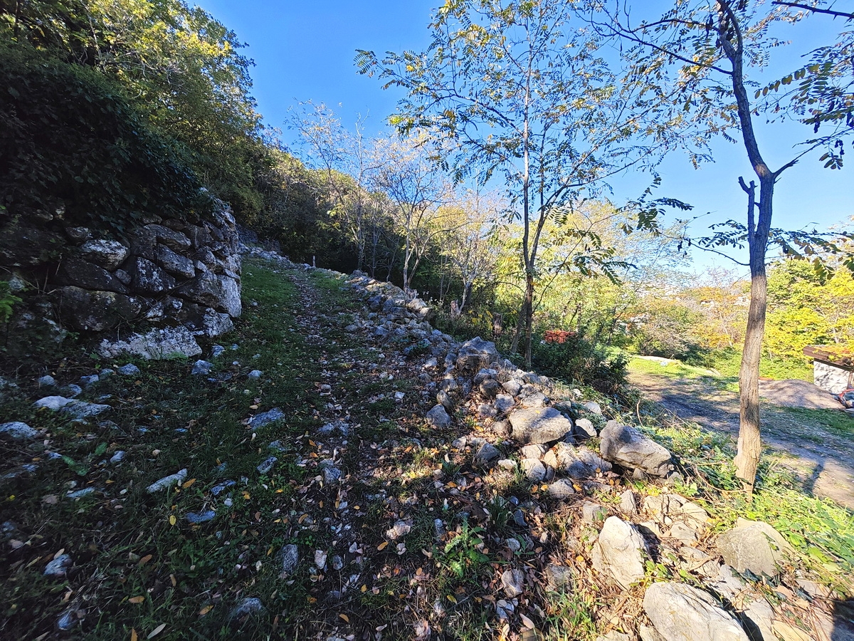 Baška, terreno edificabile con una piccola casa in posizione tranquilla!