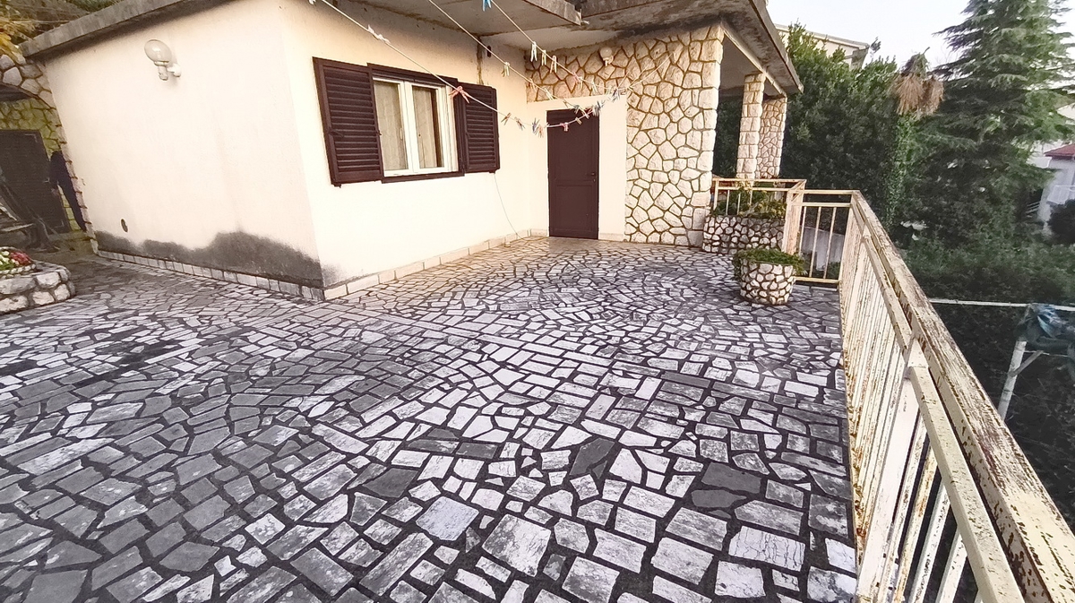 Crikvenica, appartamento con tre camere da letto, due terrazze e giardino!