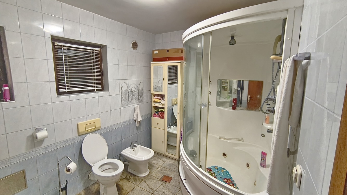 Crikvenica, appartamento con tre camere da letto, due terrazze e giardino!