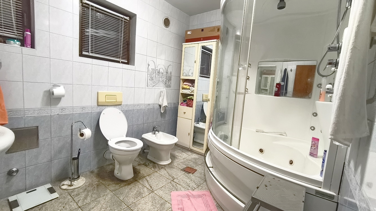 Crikvenica, appartamento con tre camere da letto, due terrazze e giardino!