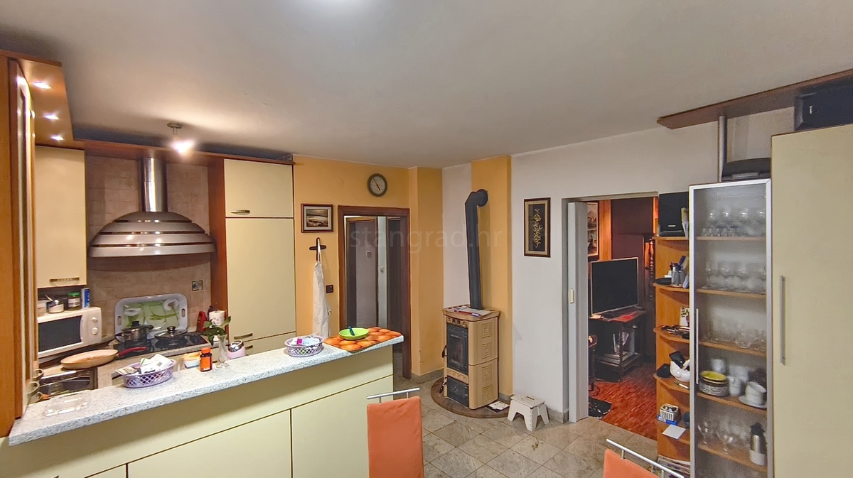 Crikvenica, appartamento con tre camere da letto, due terrazze e giardino!