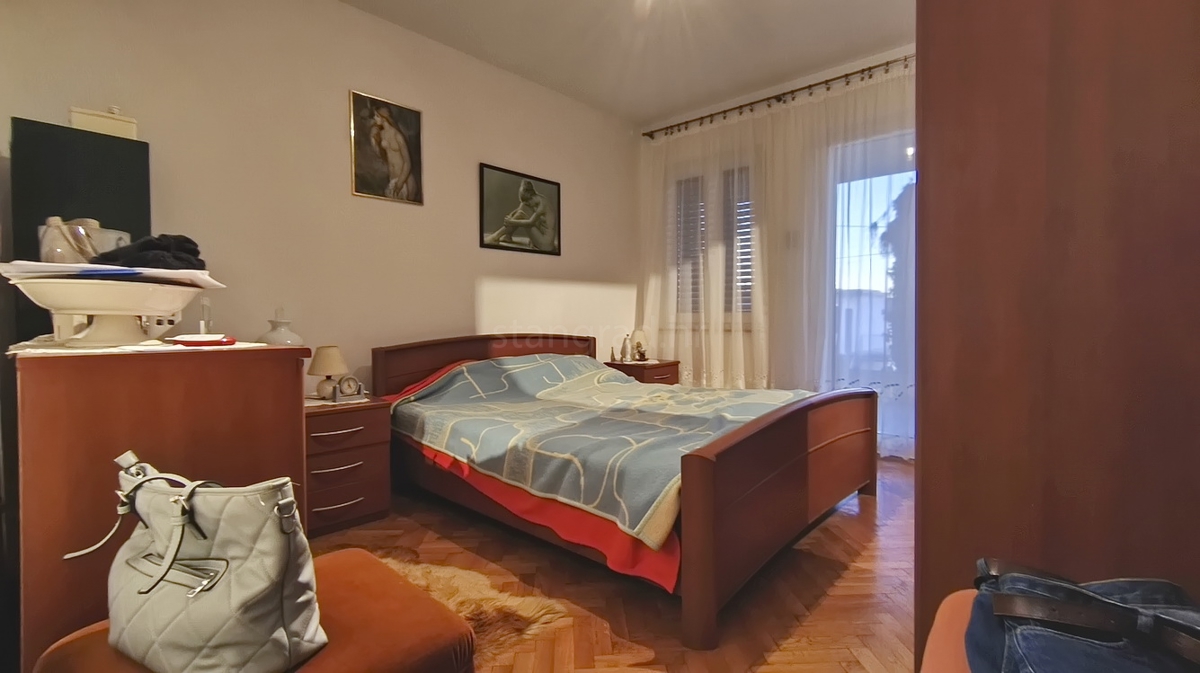 Crikvenica, appartamento con tre camere da letto, due terrazze e giardino!