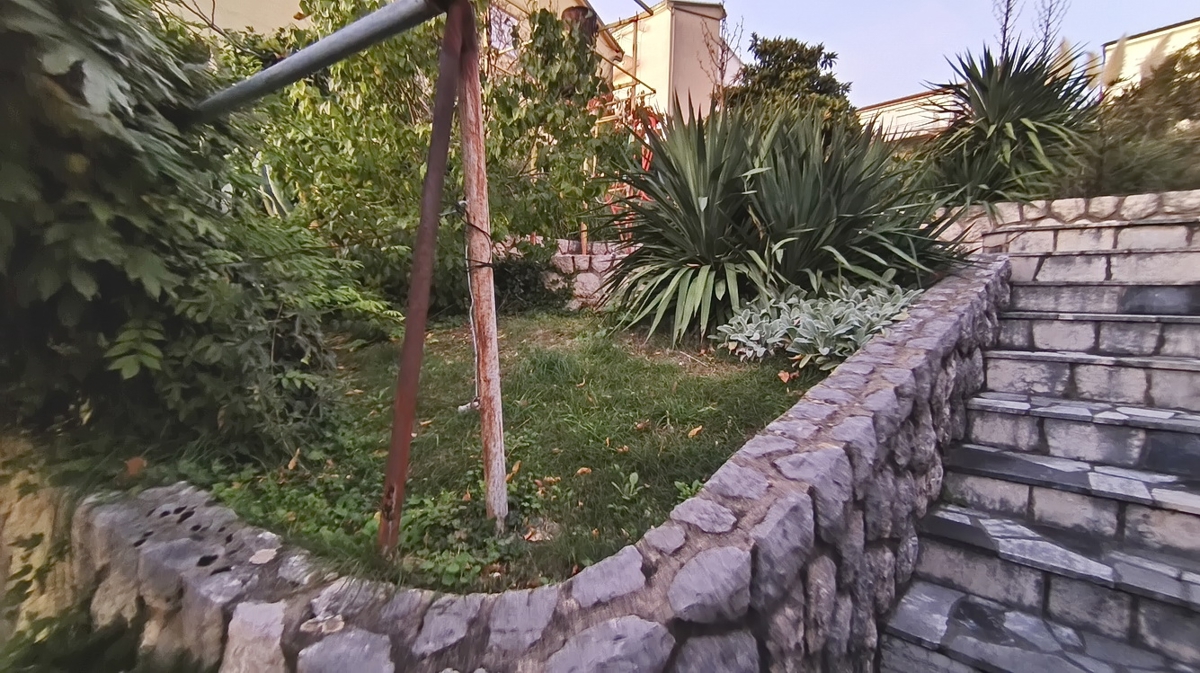 Crikvenica, appartamento con tre camere da letto, due terrazze e giardino!