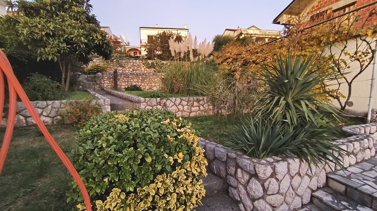 Crikvenica, appartamento con tre camere da letto, due terrazze e giardino!