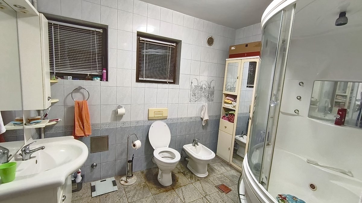 Crikvenica, appartamento con tre camere da letto, due terrazze e giardino!