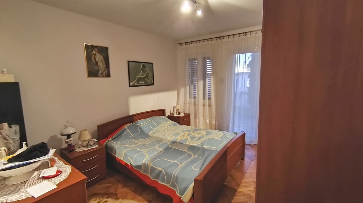 Crikvenica, appartamento con tre camere da letto, due terrazze e giardino!