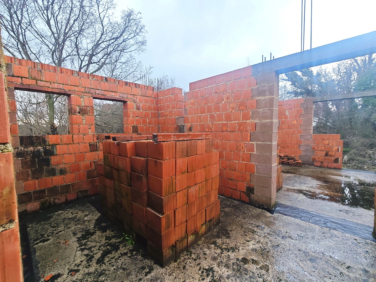 Dobrinj, terreno edificabile con costruzione iniziata!