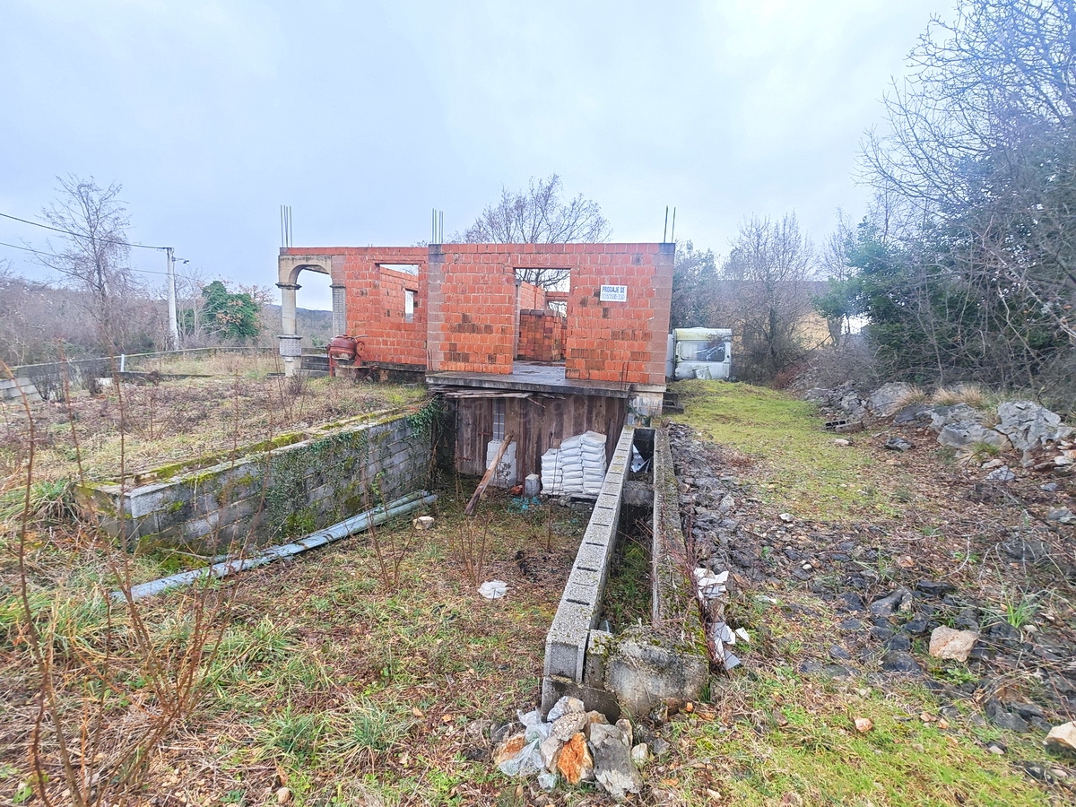 Dobrinj, terreno edificabile con costruzione iniziata!