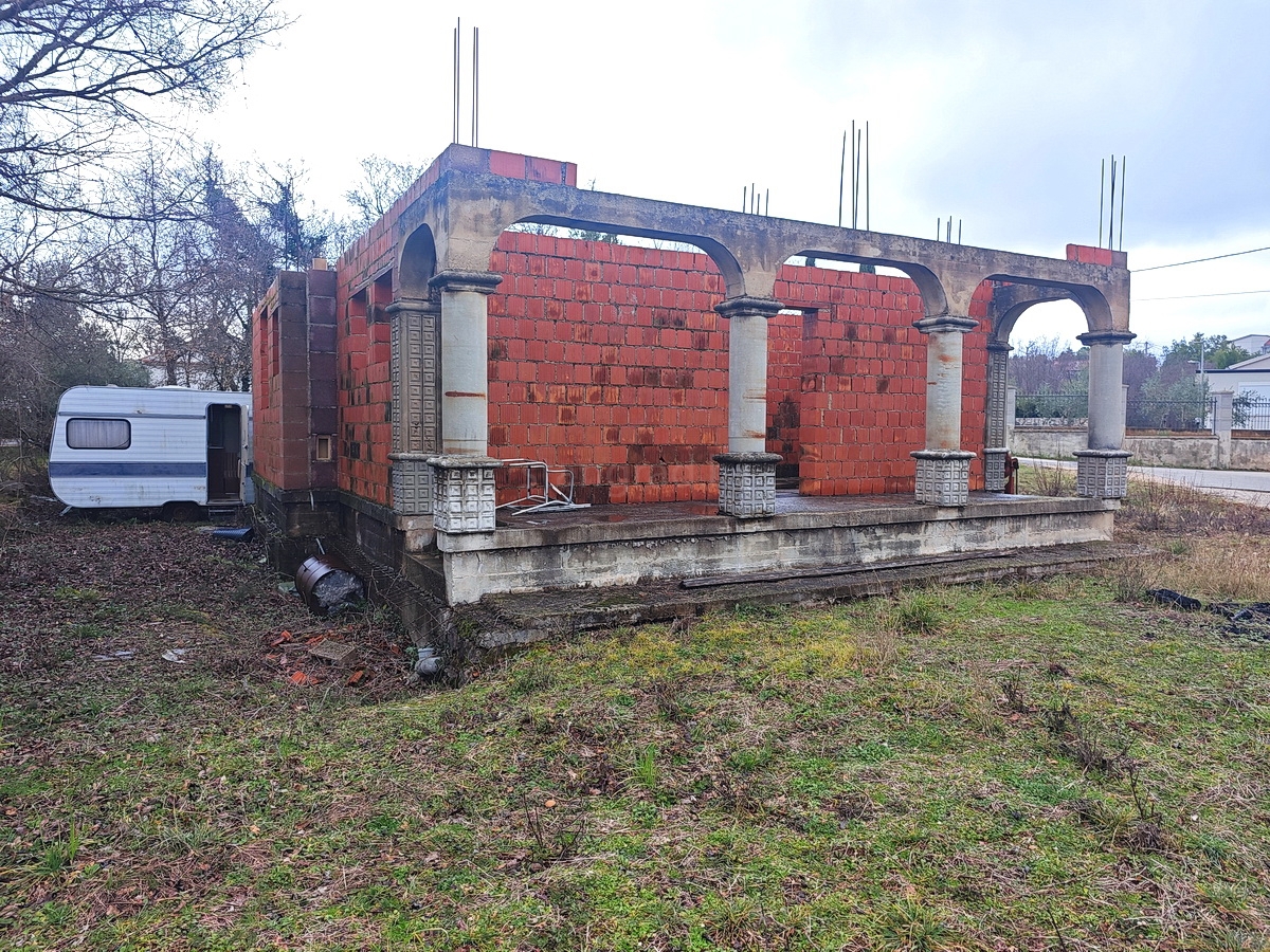 Dobrinj, terreno edificabile con costruzione iniziata!