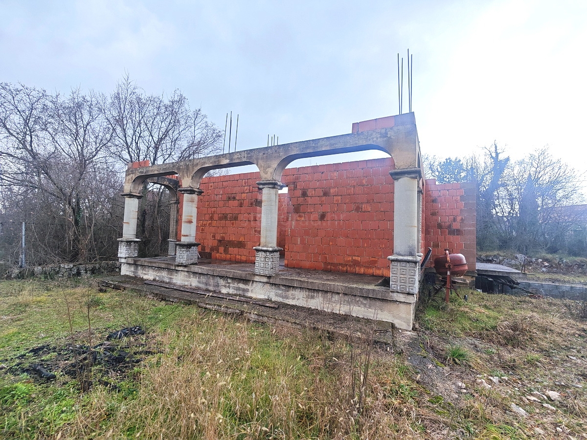 Dobrinj, terreno edificabile con costruzione iniziata!