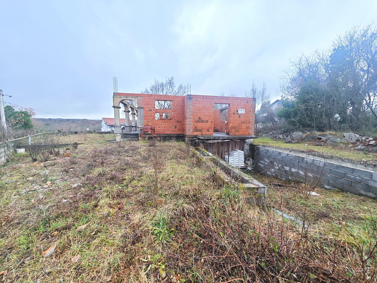 Dobrinj, terreno edificabile con costruzione iniziata!