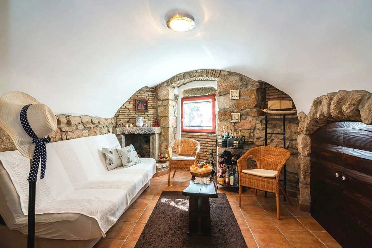 Baška, appartamento ristrutturato nel centro storico, a 50 m dal mare!