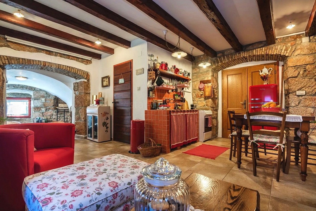 Baška, appartamento ristrutturato nel centro storico, a 50 m dal mare!