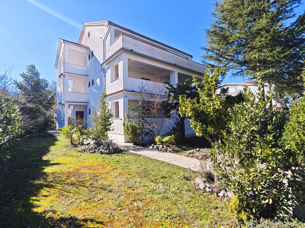 Malinska, ampia casa con 3 appartamenti e un grande giardino!