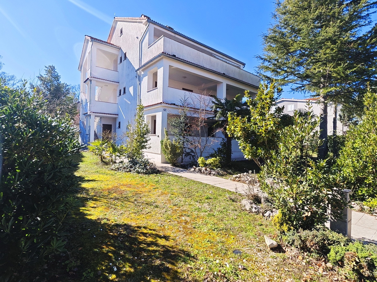 Malinska, ampia casa con 3 appartamenti e un grande giardino!