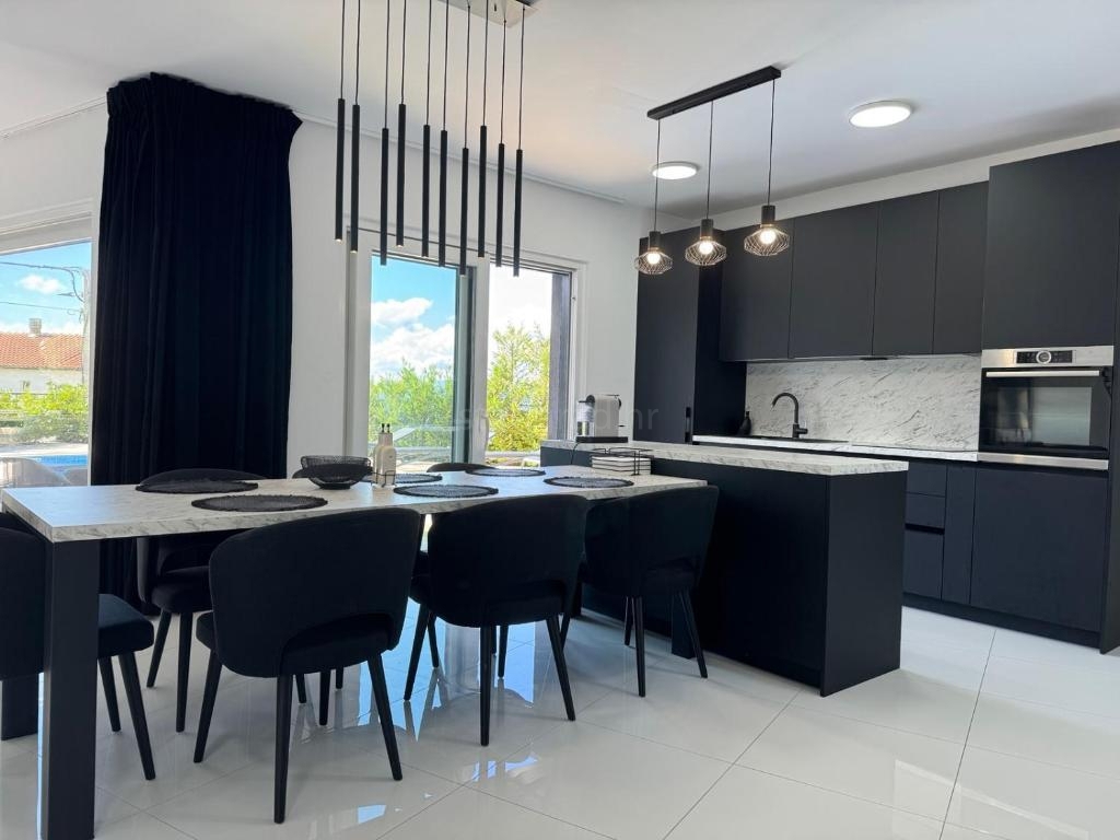 Zona Malinska, casa moderna con piscina e vista mare!