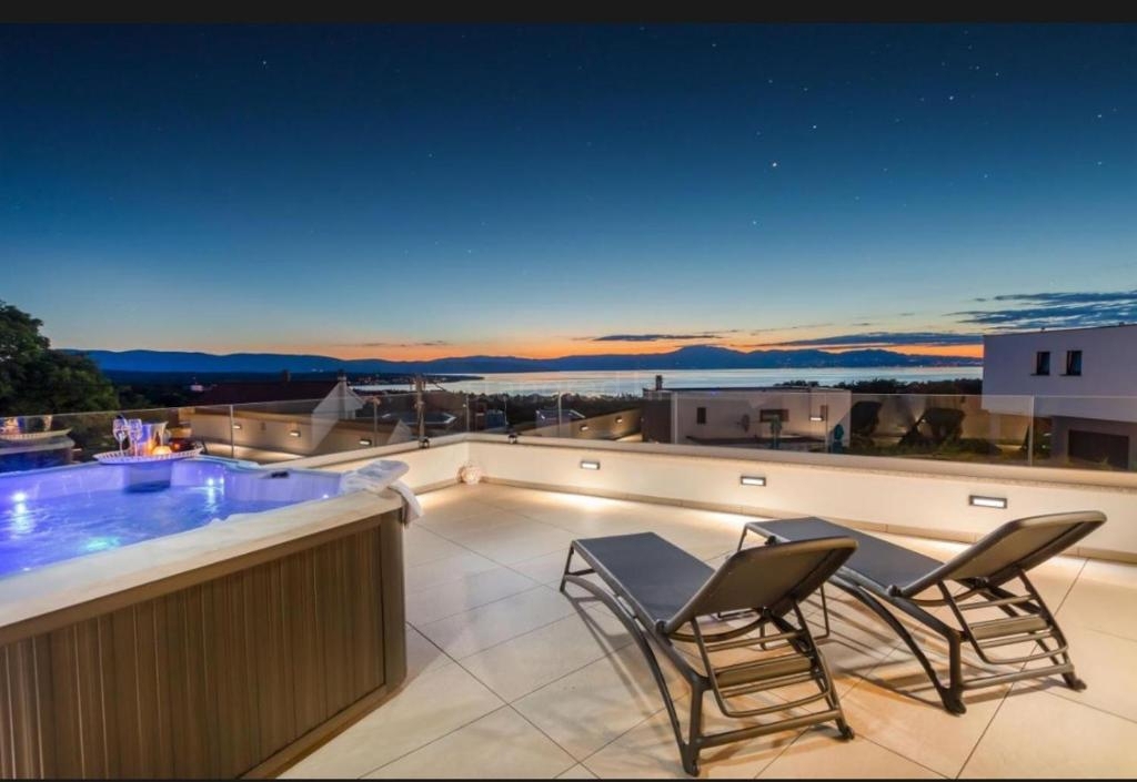 Zona Malinska, casa moderna con piscina e vista mare!