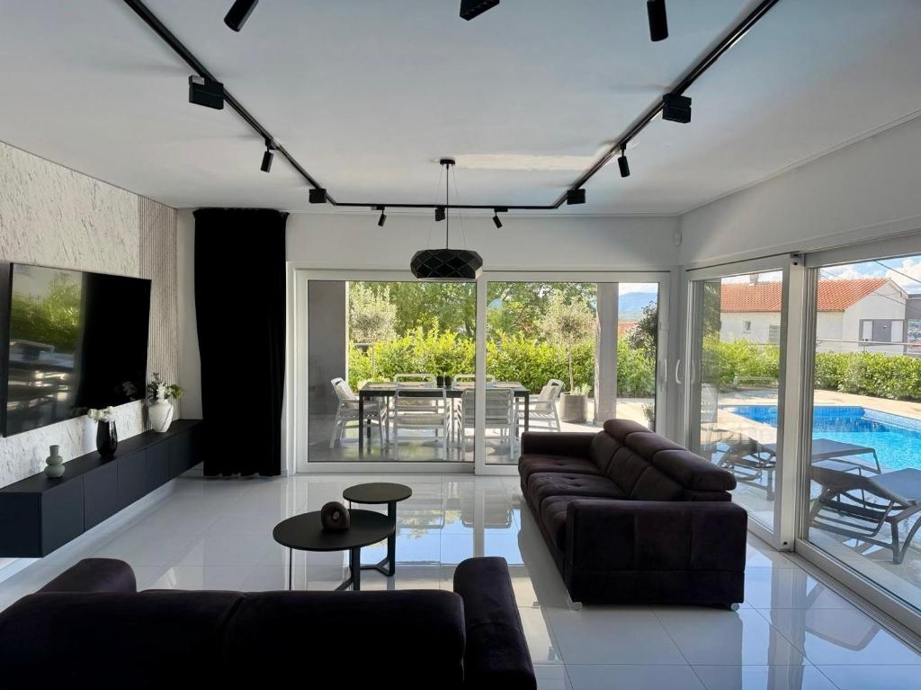 Zona Malinska, casa moderna con piscina e vista mare!