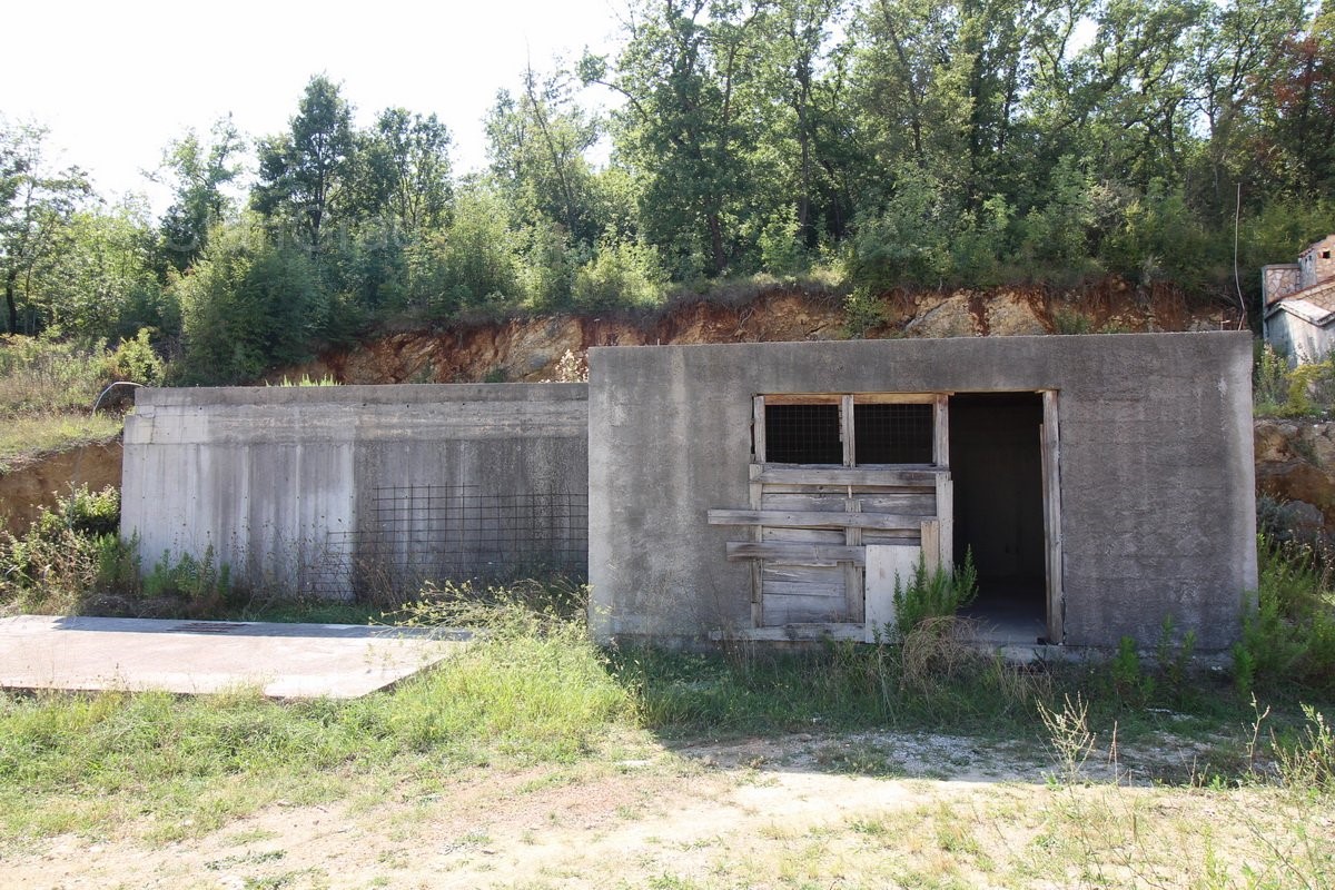 Soline bay, terreno edificabile con costruzione di partenza per una casa indipendente con 3 appartamenti