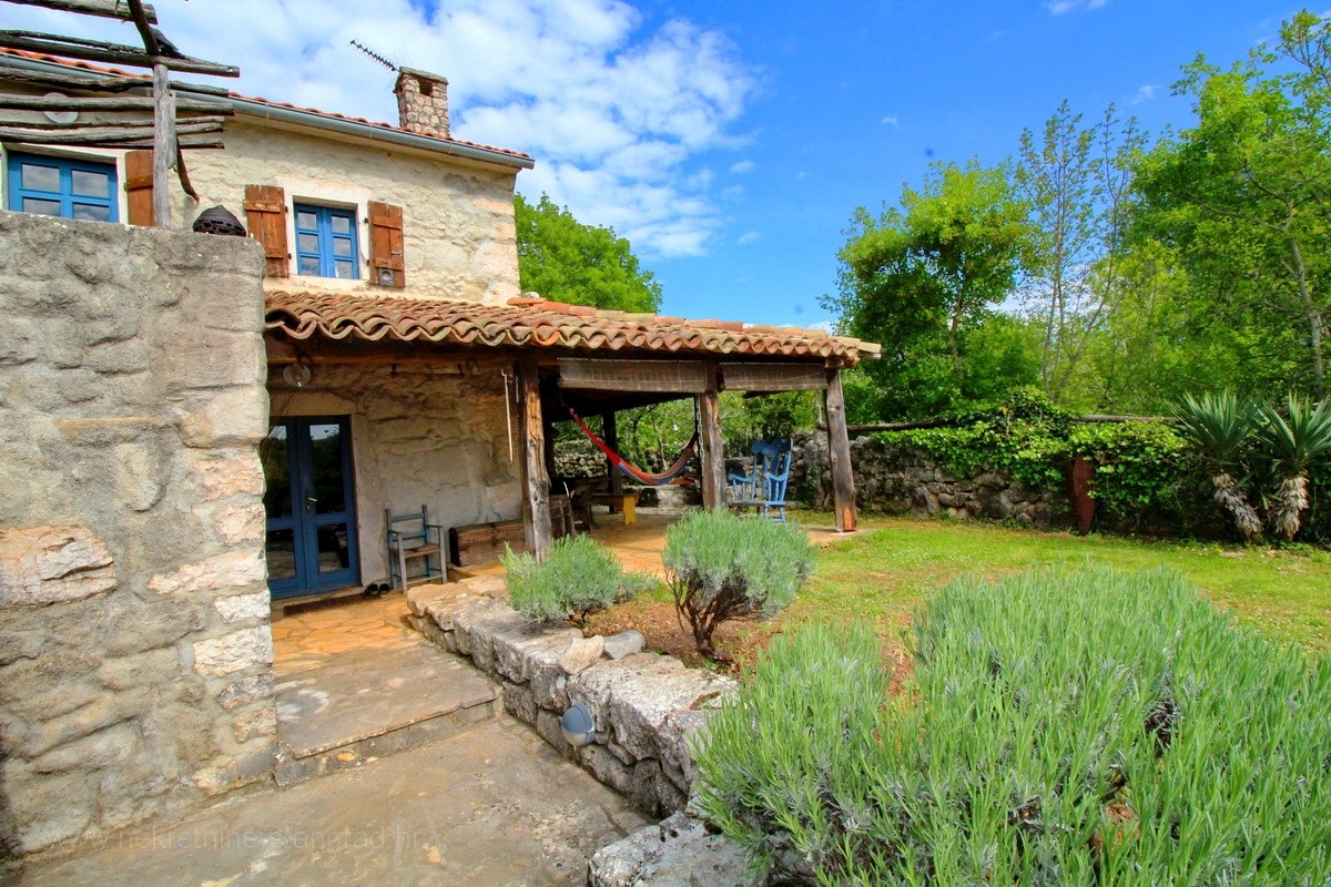 Dobrinj, dintorni, casa in pietra indipendente con piscina, IN VENDITA!