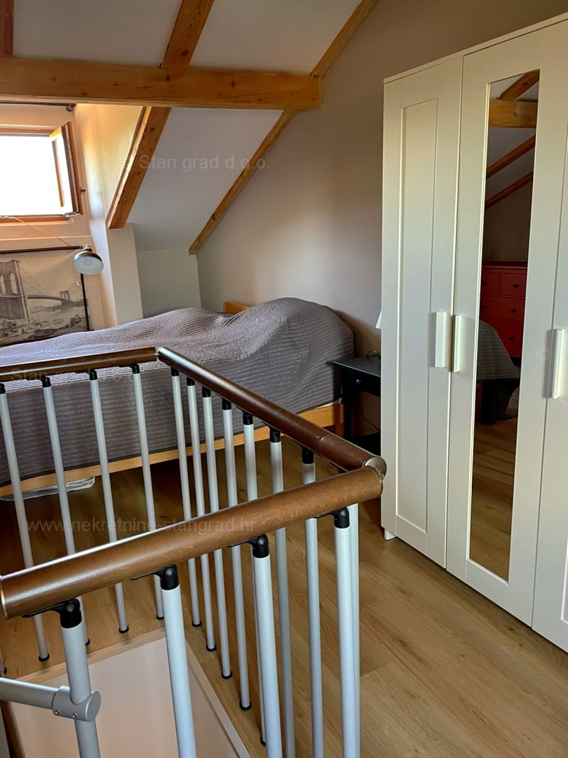 Malinska, grazioso appartamento su due piani di costruzione di qualità in una posizione tranquilla