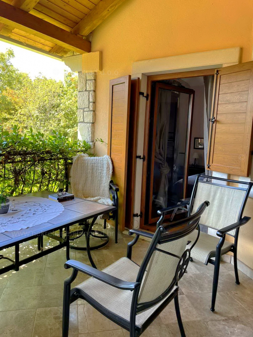 Malinska, grazioso appartamento su due piani di costruzione di qualità in una posizione tranquilla