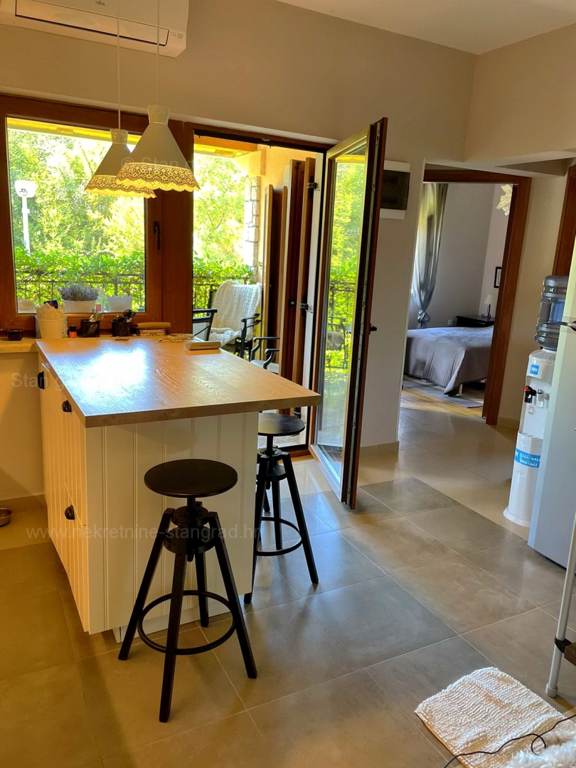 Malinska, grazioso appartamento su due piani di costruzione di qualità in una posizione tranquilla