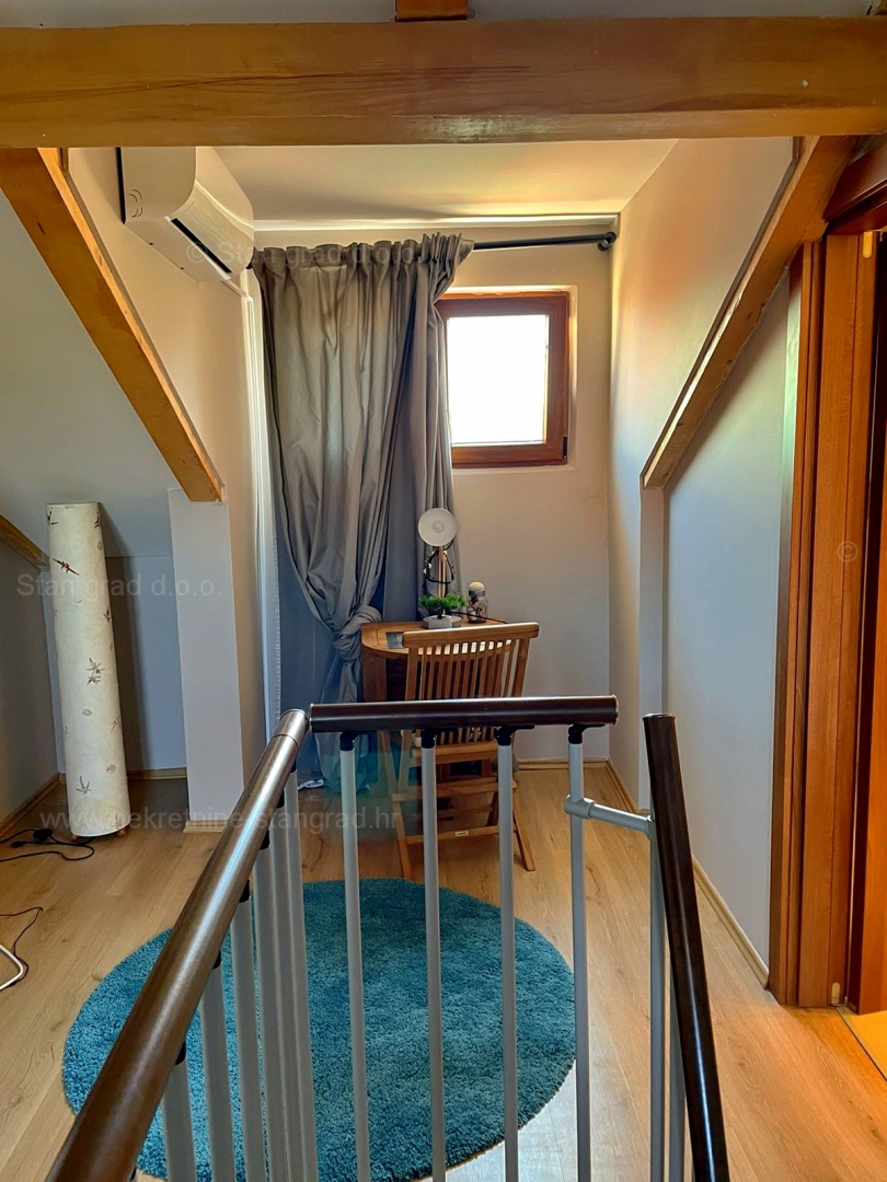 Malinska, grazioso appartamento su due piani di costruzione di qualità in una posizione tranquilla