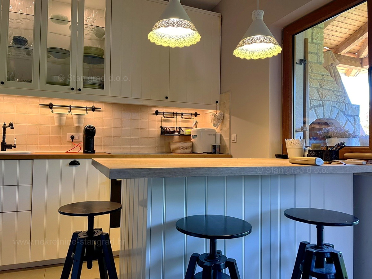 Malinska, grazioso appartamento su due piani di costruzione di qualità in una posizione tranquilla