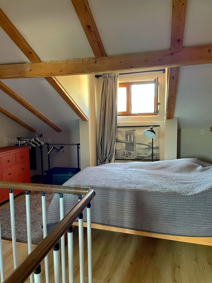 Malinska, grazioso appartamento su due piani di costruzione di qualità in una posizione tranquilla