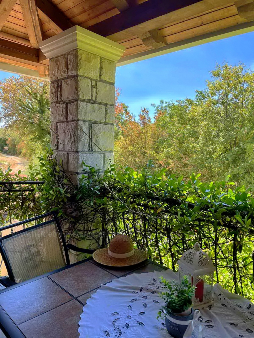 Malinska, grazioso appartamento su due piani di costruzione di qualità in una posizione tranquilla