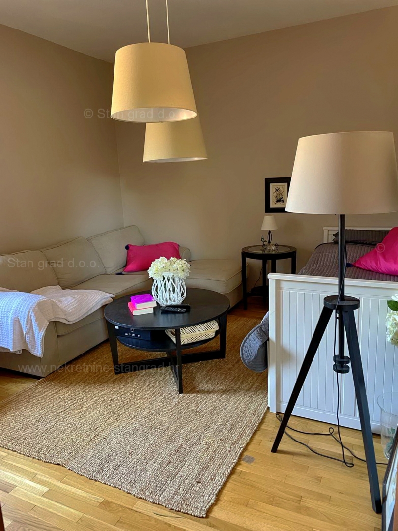 Malinska, grazioso appartamento su due piani di costruzione di qualità in una posizione tranquilla