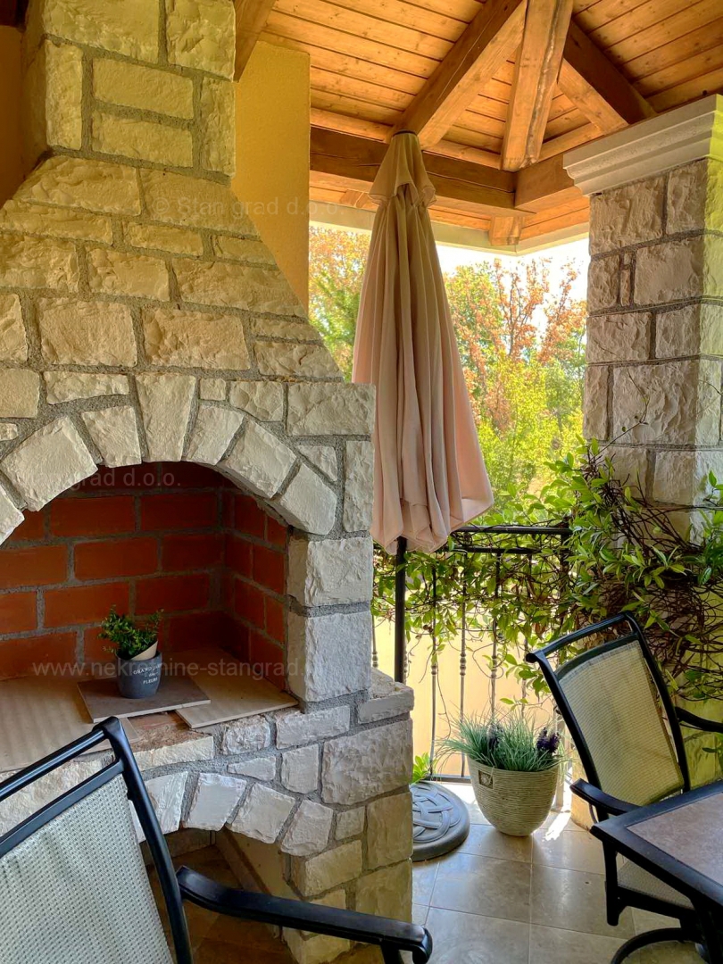 Malinska, grazioso appartamento su due piani di costruzione di qualità in una posizione tranquilla